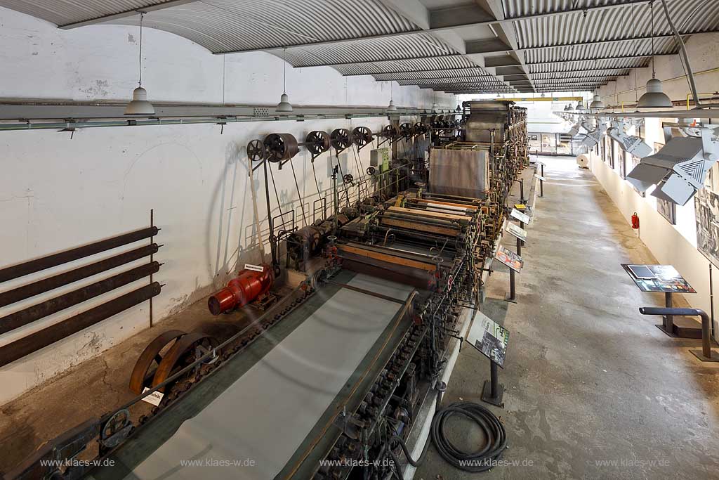 Bergisch Gladbach LVR Industriemuseum Papiermuehle Alte Dombach Innenansicht Papiermaschinenhalle mit Papiermaschine PM4; Rhineland Industrial Museum The Old Dombach paper Mill