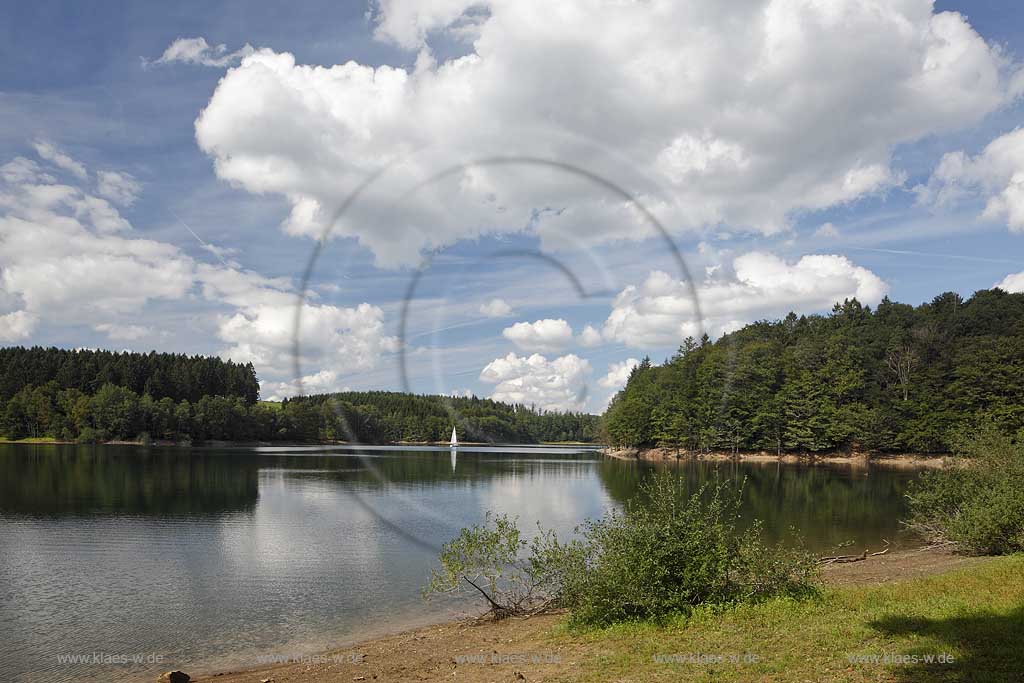 Bevertalsperre mit Landschaft, Segelboot, Kumuluswolken und Speigelbild; Bever dam, lake with sailboat and cumulus clouds with mirror image