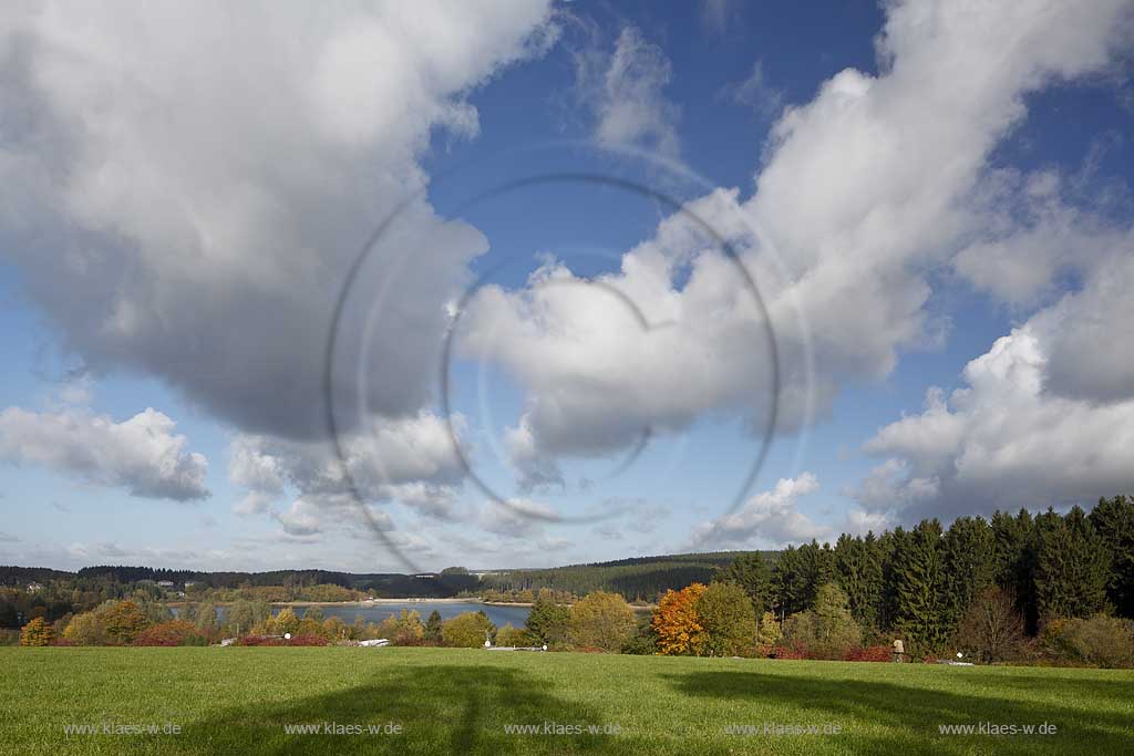 Brucher Talsperre bei Marienheide, Blick zur Talsperre in Herbstlandschaft mit Wolkenstimmung; Brucher barrage near Marienheide in autum landscape