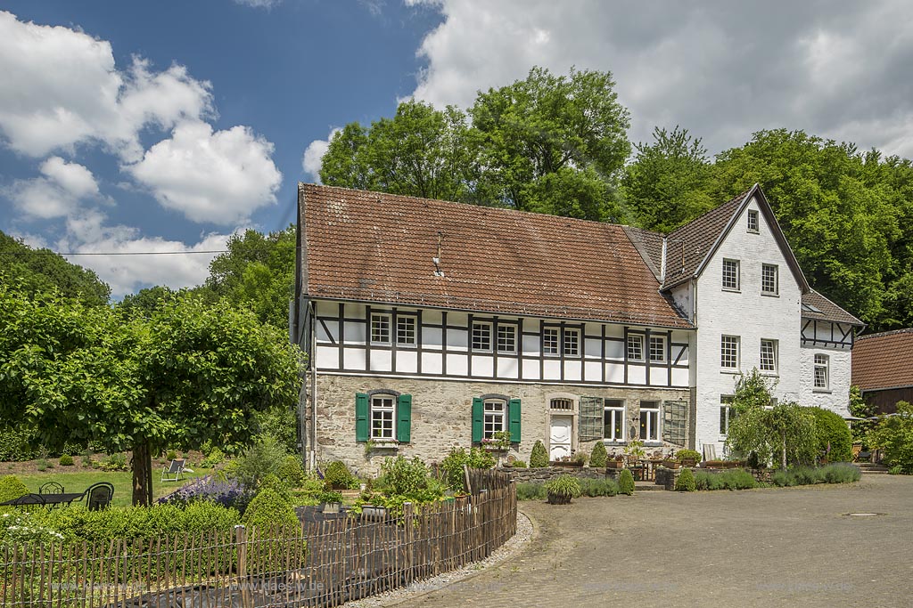 Burscheid-Duerschied, Duerscheider Muehle in Wolkenstimmung im Freuhsommer; Burscheid-Duerscheid, mill Duerscheider mitt with atmospheric clouds in early summer.