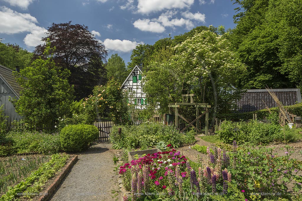 Burscheid-Lambertsmuehle, Blick vom Bauerngarten zur Lambertsmuehle; Burscheid-Lambertsmuehle, view over the cottage garden to the mill Lambertsmuehle.  