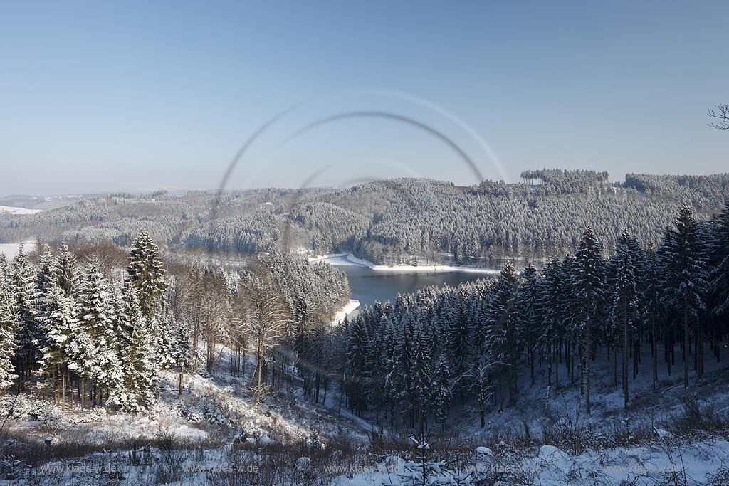 Genkel Talsperre in verschneiter Winterlandschaft vom Unnenberg aus gesehen; View from Unenberg to Genkel barrage in snow covered landscape