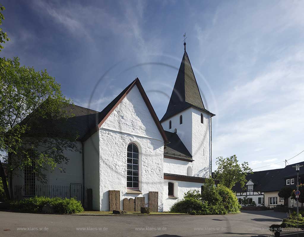 Gummersbach Lieberhausen die bunte Kerk, Aussenansicht seitlich auf Mittelschiff, Querschiff und Kirchturm; Gummersbach Lieberhausen evangelic village church