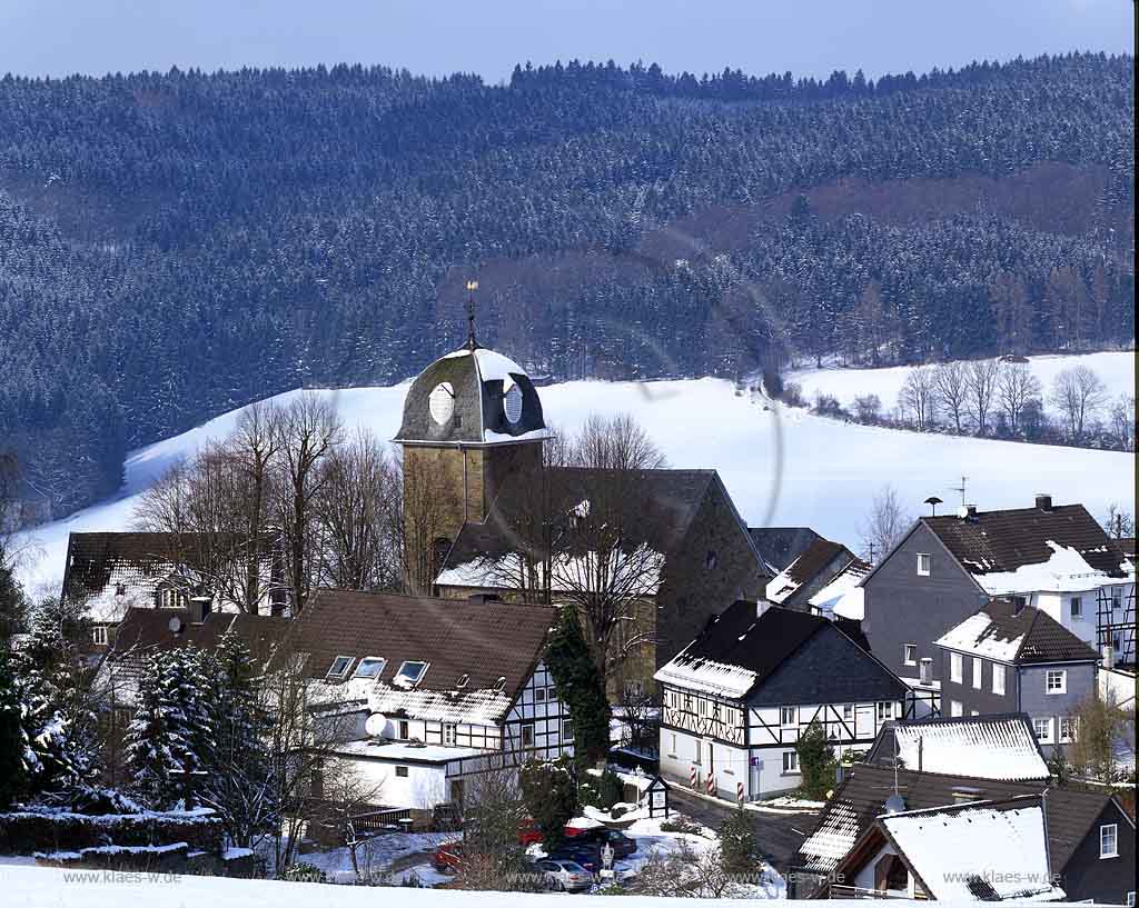 Huelsenbusch, Hülsenbusch, Gummersbach, Oberbergischer Kreis, Bergisches Land, Blick auf Ort in Winterstimmung, Schneelandschaft