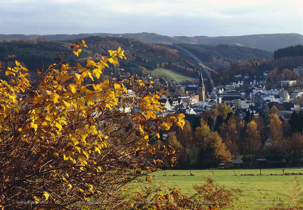Gummersbach, Oberbergischer Kreis, Bergisches Land, Blick auf Stadt und Landschaft in Herbststimmung