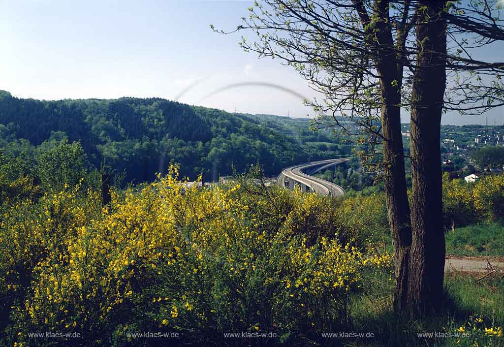 Dieringhausen, Gummersbach, Oberbergischer Kreis, Bergisches Land, Blick auf Aggertalbrücke, Aggertalbruecke und Landschaft