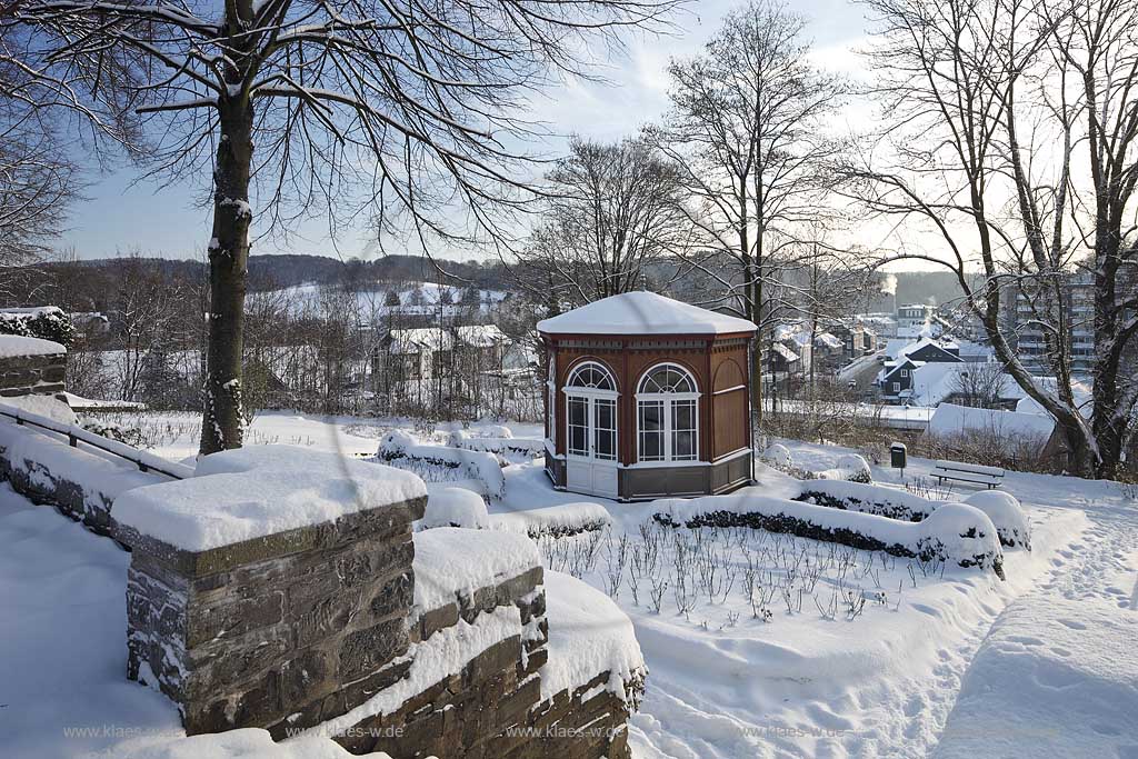 Hueckeswagen Schlosspark mit Gartenhaeuschen im Winter, verschneit; Castle park with detached house in winter 