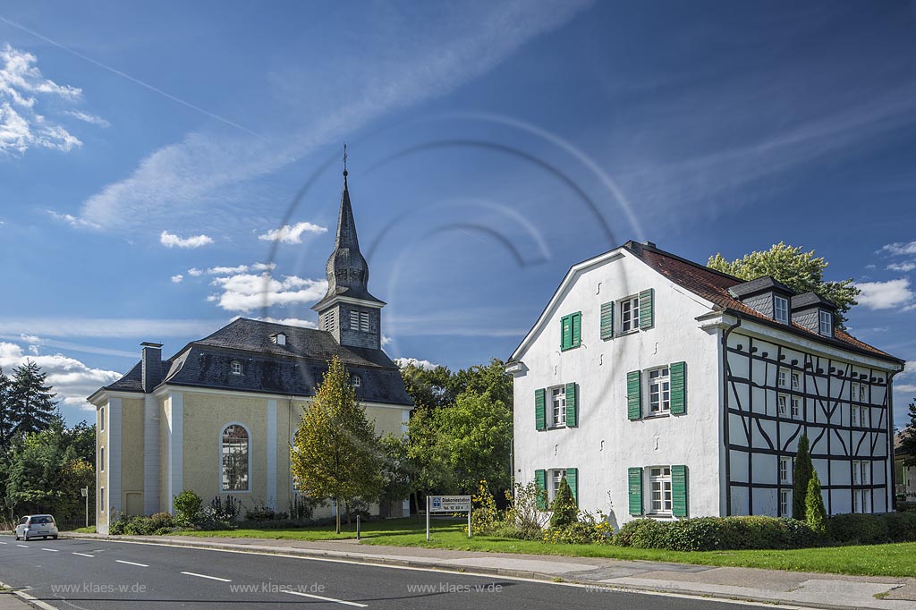 Langenfeld-Reusrath, Martin-Luther-Kirche anno 1672, evangelische Pfarrkirche und Mutterkirche zahlreicher Gemeinden in Langenfeld [, Leverkusen und Monheim], rechts daneben das 1683 errichtete ehemalige Pfarr- und Kirchenhaus, heute befinden sich darin die Diakoniestation und Kuesterwohnung.