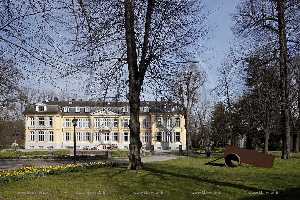 Leverkusen Alkenrath Schloss Morsbroich, Blick zum Schloss im Fruehling mit Skulptur