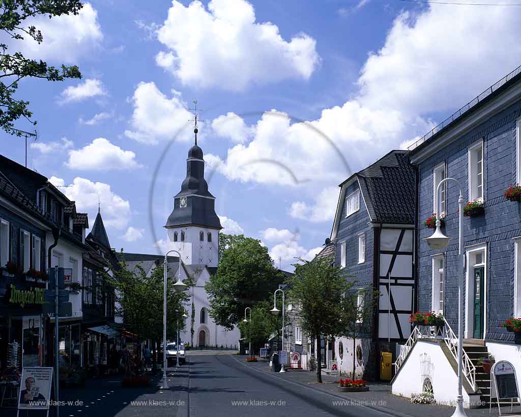 Nümbrecht, Nuembrecht, Oberbergischer Kreis, Bergisches Land, Regierungsbezirk Köln, Blick zur Pfarrkirche mit Ort   