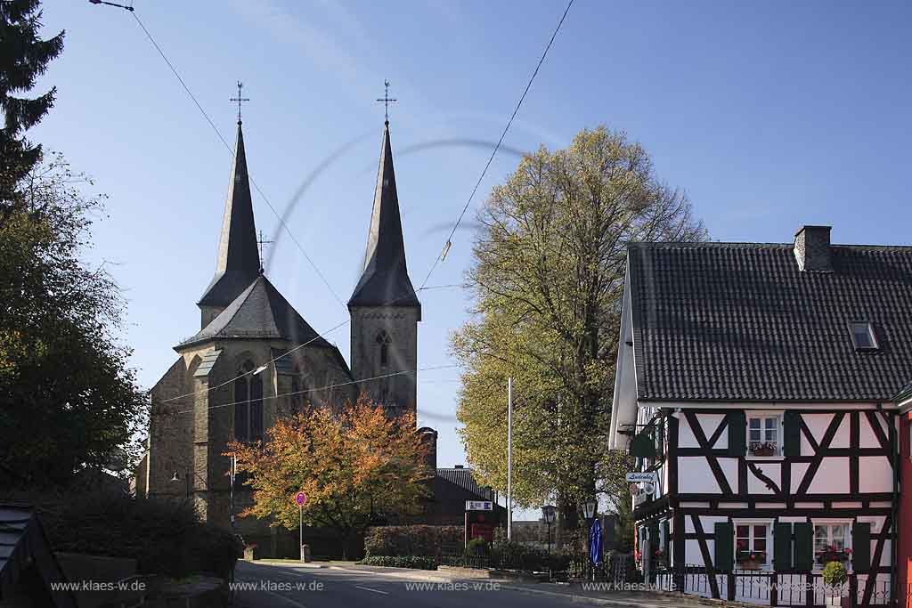 Marialinden, Overath, Rheinisch-Bergischer Kreis, Blick auf  Wallfahrtskirche St. Mariä Heimsuchung und Fachwerkhaus im Herbst