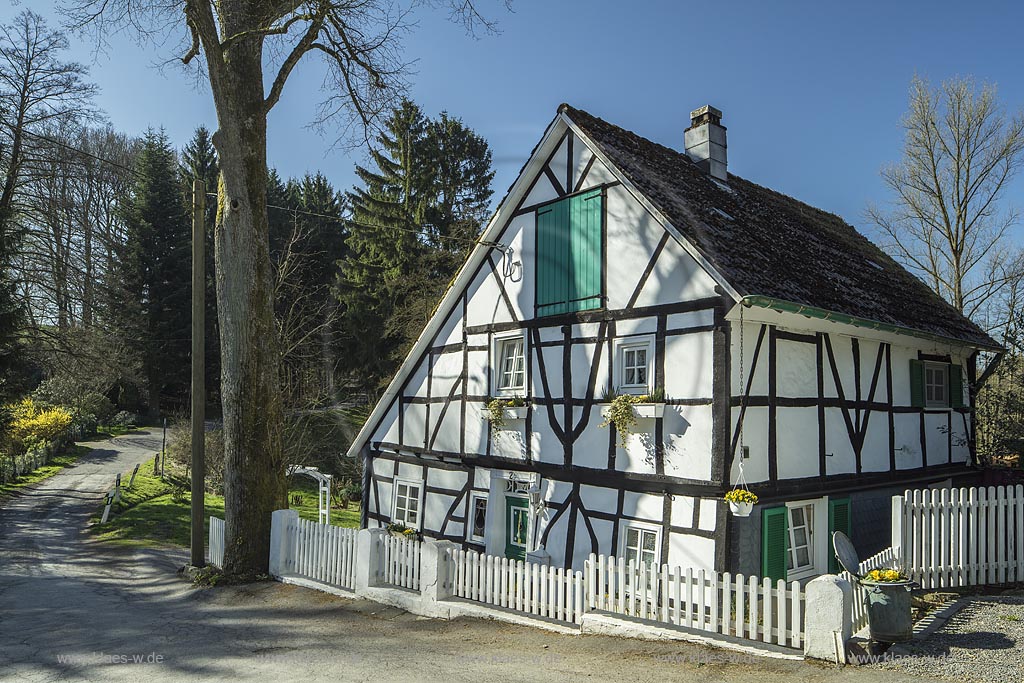 Radevormwald-Kaffeekanne, denkmalgeschuetztes Fachwerkhaus im Fruehling; Radevormwald-Kaffeekanne, historical half-timbered house. 