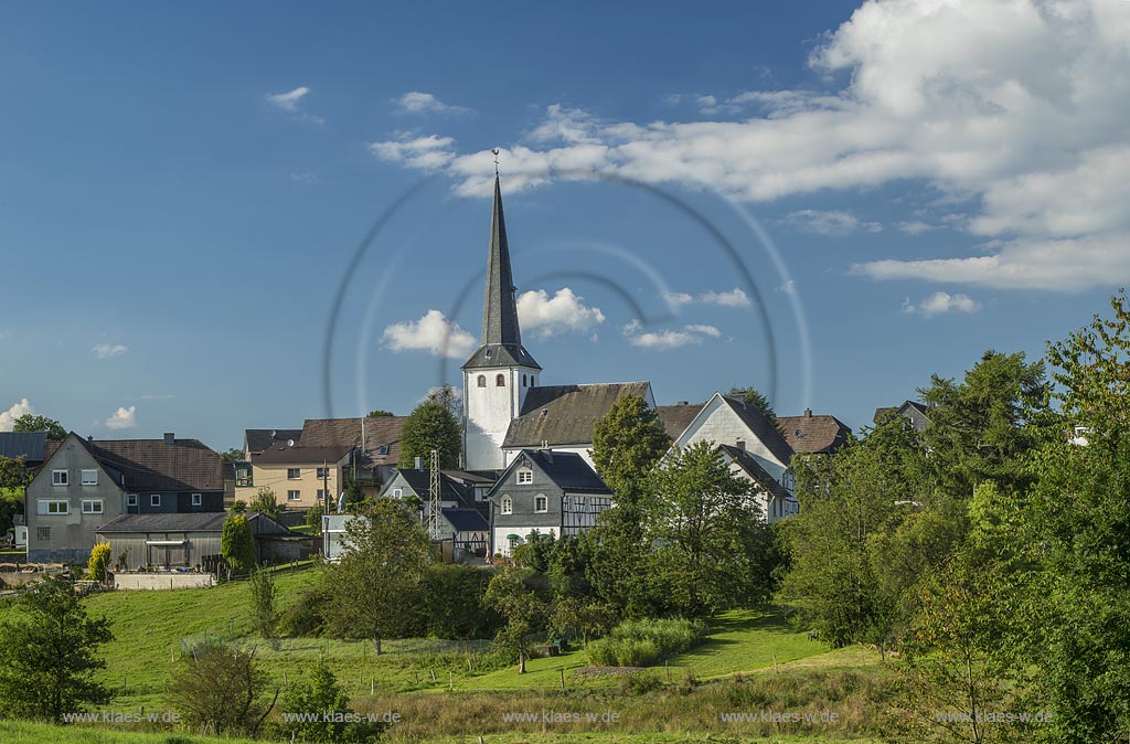 Radevormwald-Remlingrade, Blick auf den Ort mit der Evangelischen Dorfkirche.