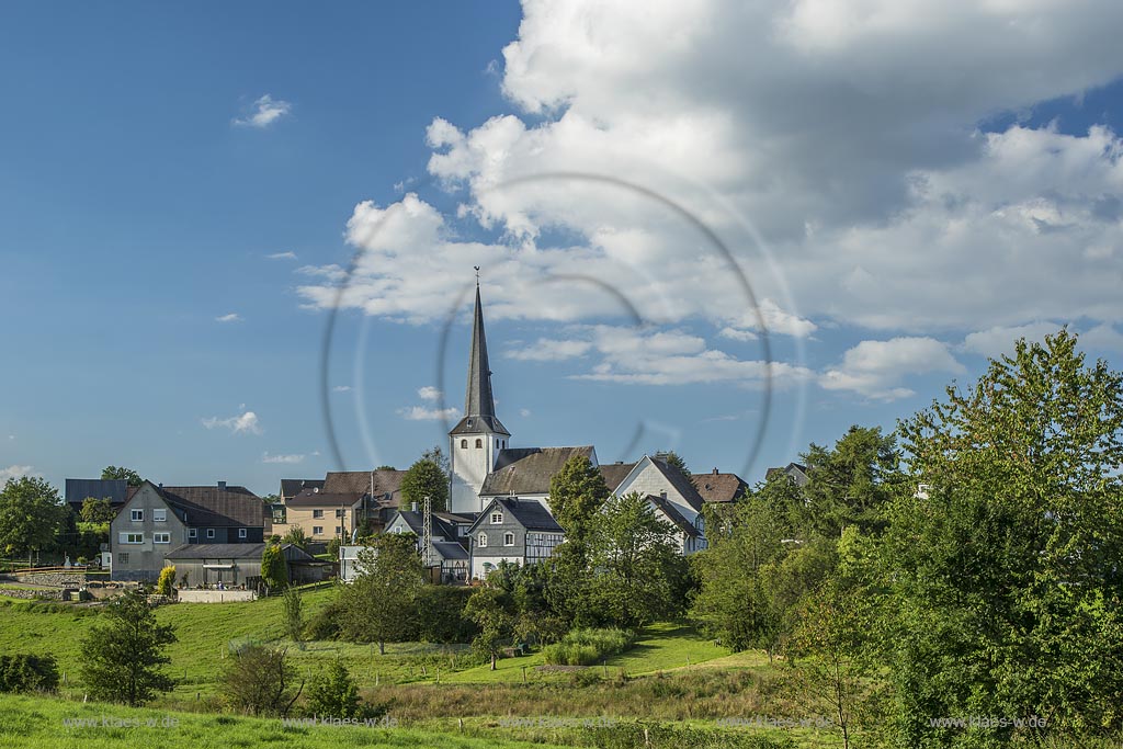 Radevormwald-Remlingrade, Blick auf den Ort mit der Evangelischen Dorfkirche.