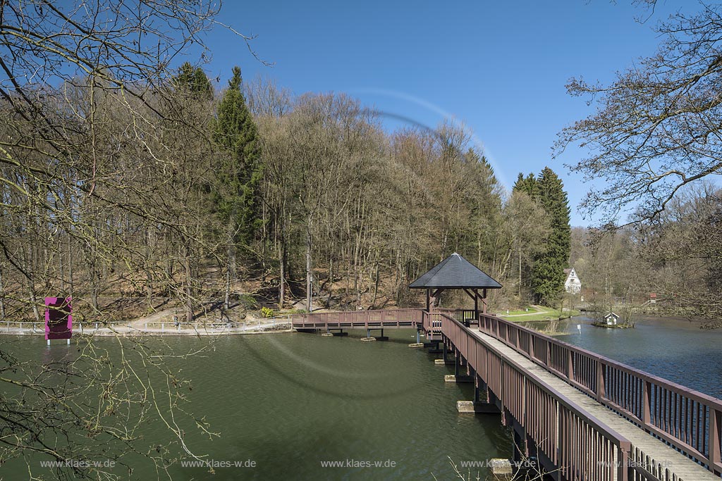 Radevormwald-Unterste Muehle, Uelfebad mit hoelzerner Bruecke mit Pavillon und Spiegel Skulptur "Uelfe Display" des Kuenstlers Raymund Kaiser; Radevormwald Uelfebad, view with bridge from wooden and pavillon and mirror sculputre "Uelfe Display" from Raymund Kaiser.