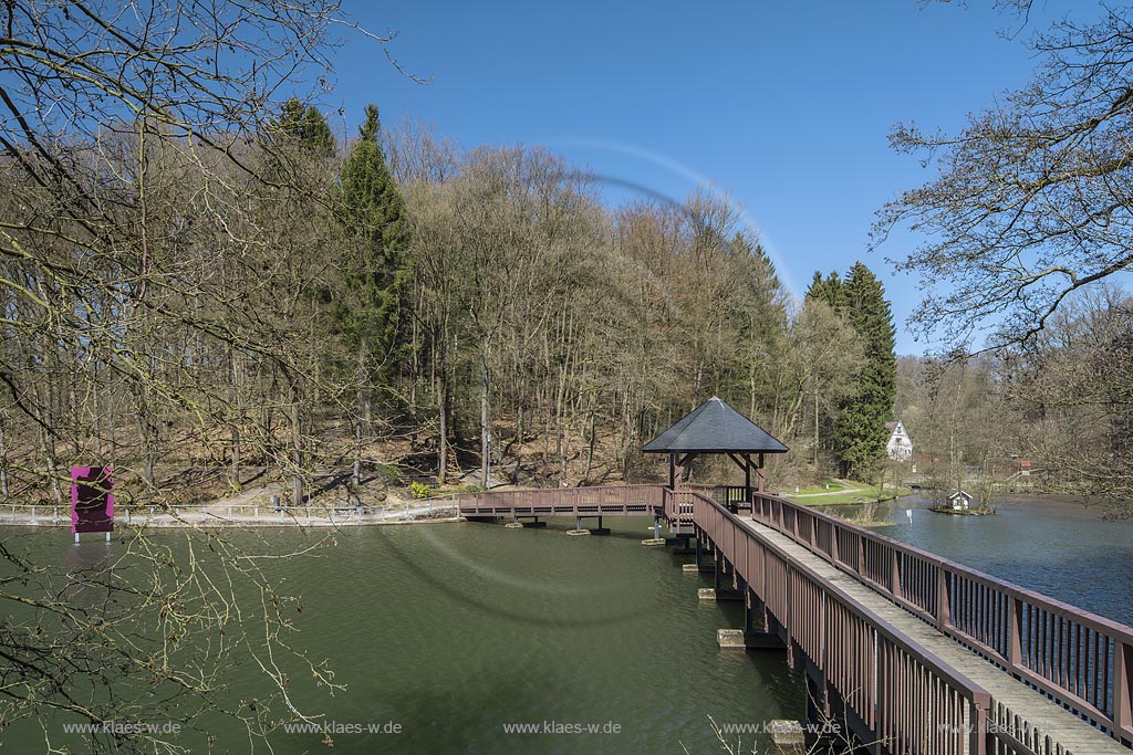 Radevormwald-Unterste Muehle, Uelfebad mit hoelzerner Bruecke mit Pavillon und Spiegel Skulptur "Uelfe Display" des Kuenstlers Raymund Kaiser; Radevormwald Uelfebad, view with bridge from wooden and pavillon and mirror sculputre "Uelfe Display" from Raymund Kaiser.