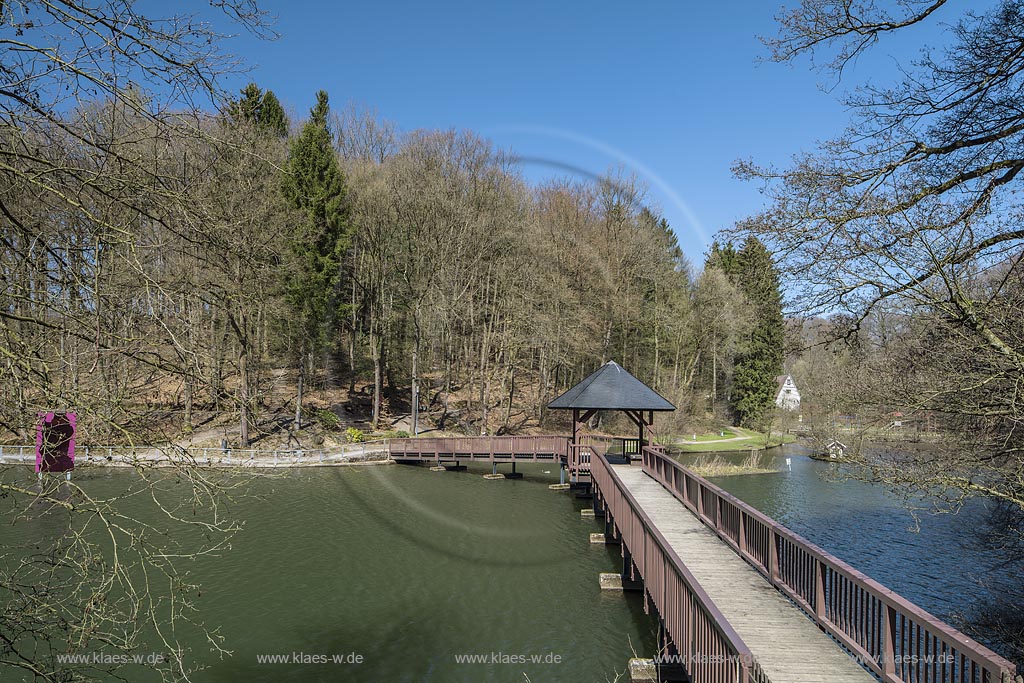 Radevormwald-Unterste Muehle, Uelfebad mit hoelzerner Bruecke mit Pavillon und Spiegel Skulptur "Uelfe Display" des Kuenstlers Raymund Kaiser; Radevormwald Uelfebad, view with bridge from wooden and pavillon and mirror sculputre "Uelfe Display" from Raymund Kaiser.