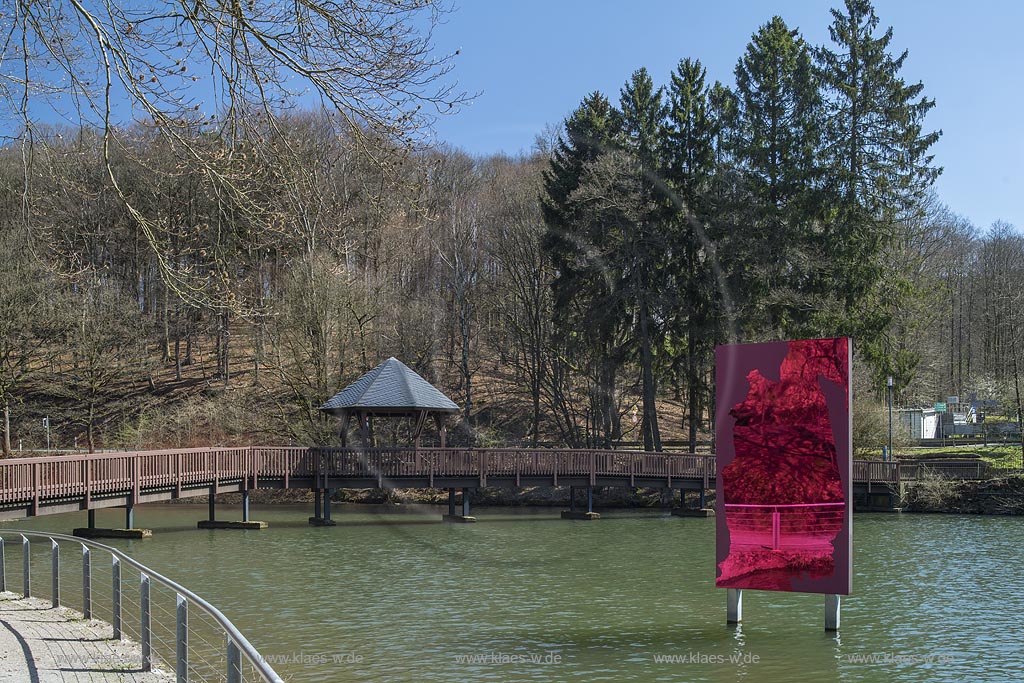 Radevormwald-Unterste Muehle, Uelfebad mit hoelzerner Bruecke mit Pavillon und Spiegel Skulptur "Uelfe Display" des Kuenstlers Raymund Kaiser; Radevormwald Uelfebad, view with bridge from wooden and pavillon and mirror sculputre "Uelfe Display" from Raymund Kaiser.