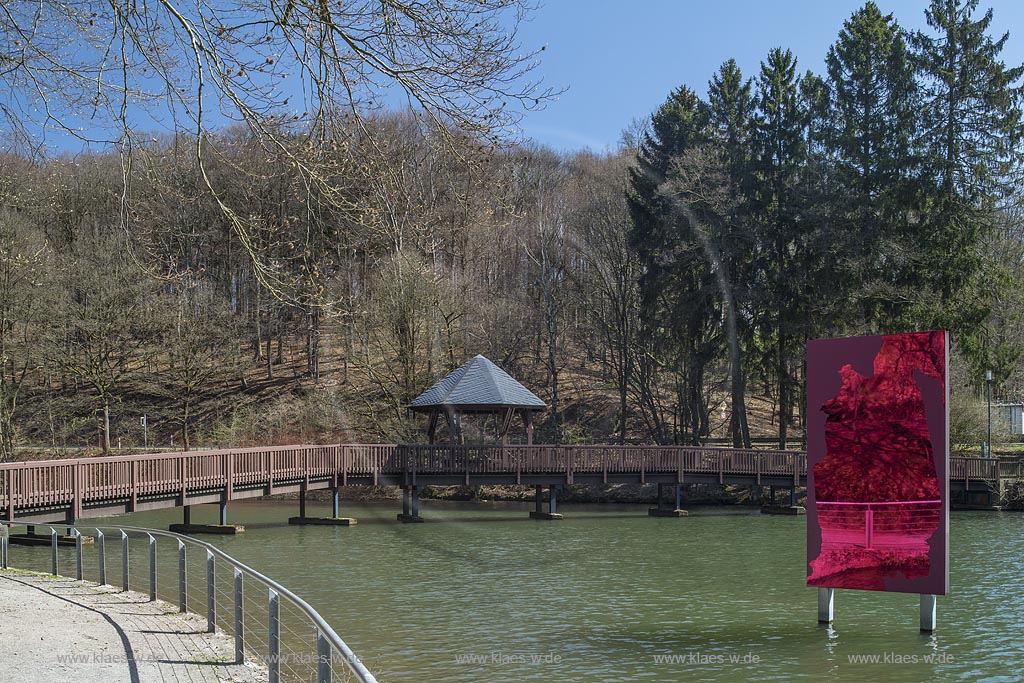 Radevormwald-Unterste Muehle, Uelfebad mit hoelzerner Bruecke mit Pavillon und Spiegel Skulptur "Uelfe Display" des Kuenstlers Raymund Kaiser; Radevormwald Uelfebad, view with bridge from wooden and pavillon and mirror sculputre "Uelfe Display" from Raymund Kaiser.