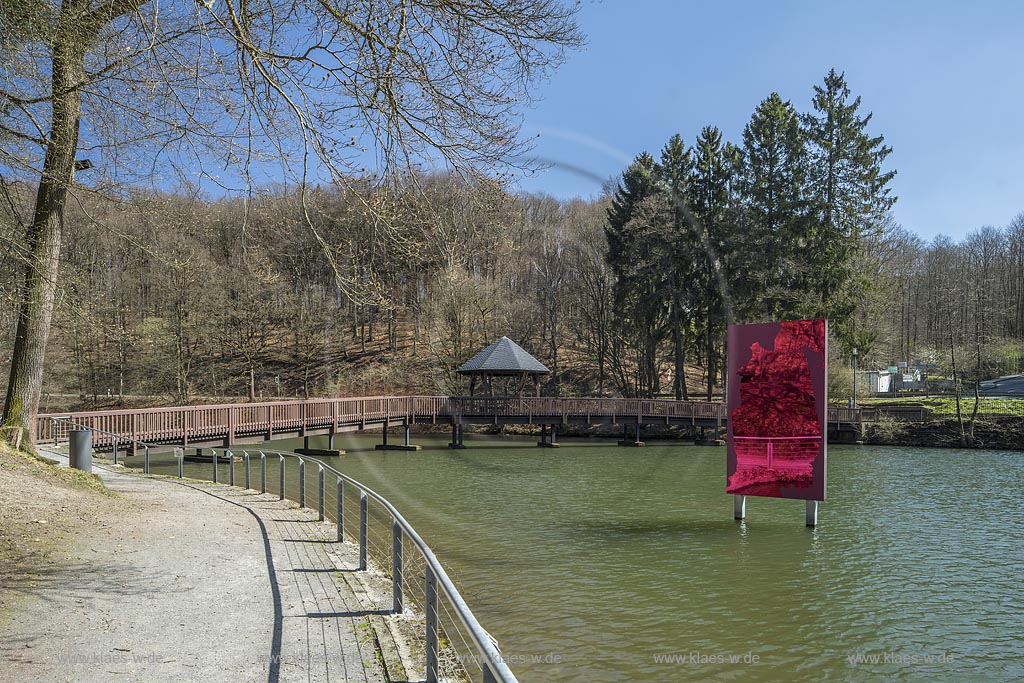 Radevormwald-Unterste Muehle, Uelfebad mit hoelzerner Bruecke mit Pavillon und Spiegel Skulptur "Uelfe Display" des Kuenstlers Raymund Kaiser; Radevormwald Uelfebad, view with bridge from wooden and pavillon and mirror sculputre "Uelfe Display" from Raymund Kaiser.