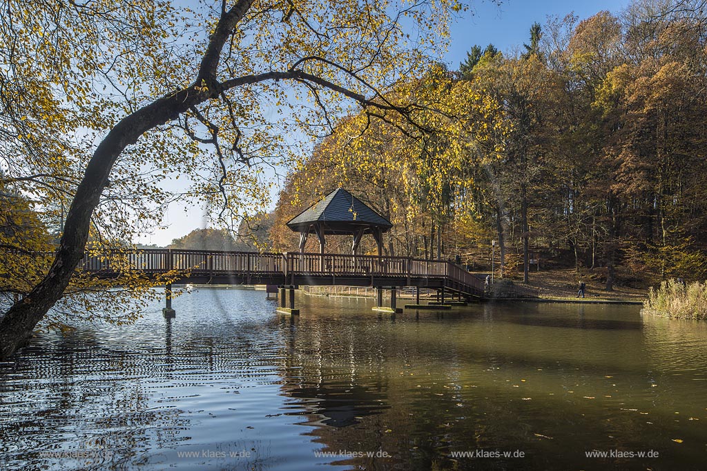 Radevormwald-Unterste Muehle, Uelfebad, die hoelzerne Bruecke mit Pavillon in Herbststimmung.