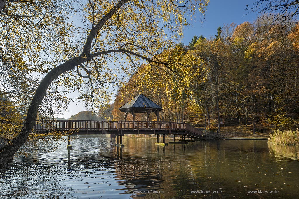 Radevormwald-Unterste Muehle, Uelfebad, die hoelzerne Bruecke mit Pavillon in Herbststimmung.