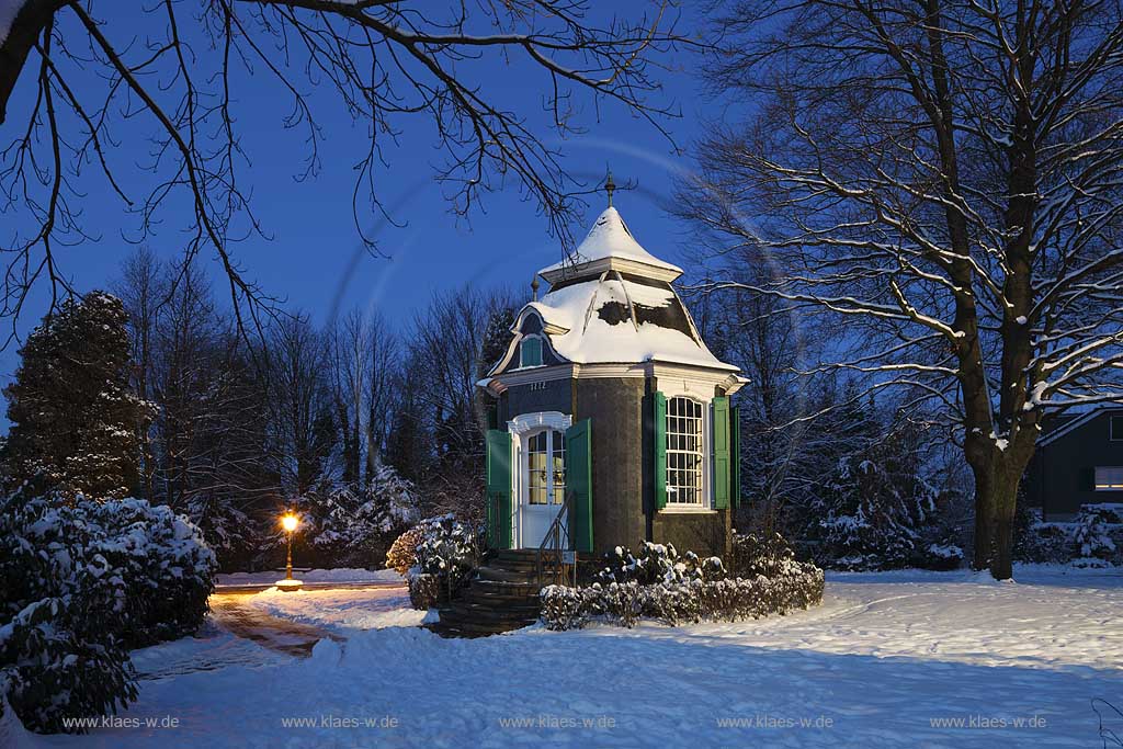Radevormwald Rokoko Gartenhaeuschen waehrend der blauen Stunde im Winter verschneit; Rococo garden house in Radevormwald during blue hour in winter
