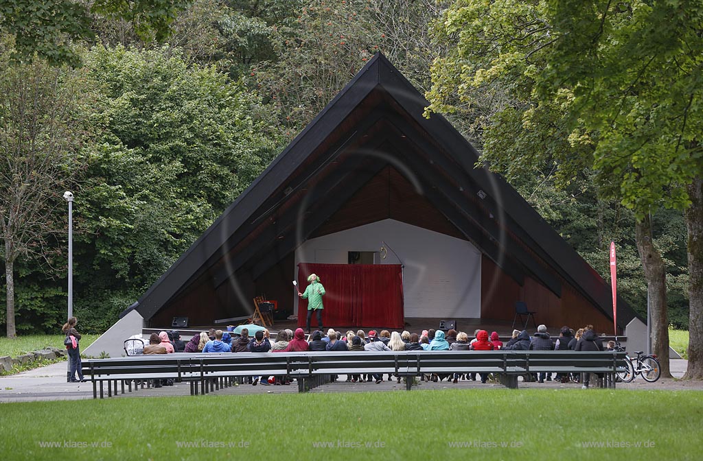 Remscheid, Stadtpark, Blick auf die Konzertmuschel mit Akteur und Publikum. Remscheid, Townpark, with a view to the bandshell with actor and audience.