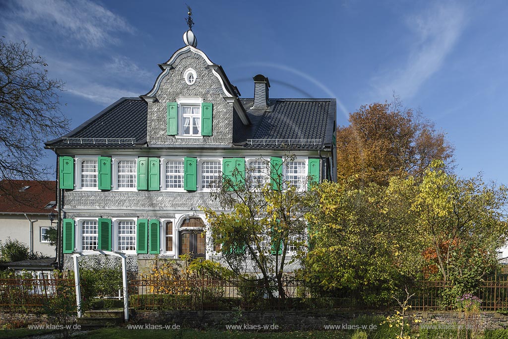 Remscheid Haddenbach-Rath, Patrizierhaus Haus Peter Fr. Muehlhoff, ein am Ende des 19. Jahrhunderts errichtetes Patrizierhaus mit Zwerchgiebel, der von einer Kugel und einem Posaune blasendem Putto bekroent ist; Remscheid Haddenbach-Rath, patrician house Haus Peter  Fr. Muehlhoff.