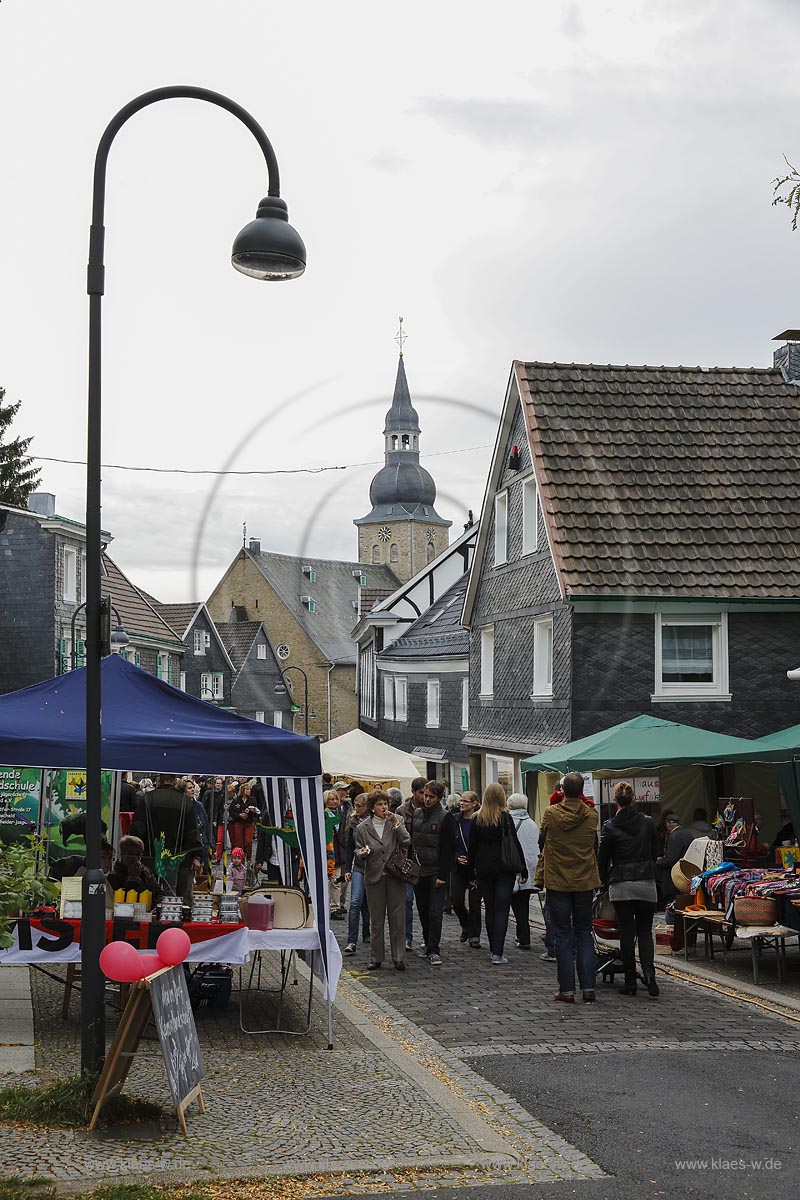 Remscheid Luettringhausen, Gertenbachstrasse mit Blick zur evangelischen Kirche und Bauernmarkt; Remscheid Luettringhausen, street Gertenbachstrase with view to the evangelic church and to the farmers market.