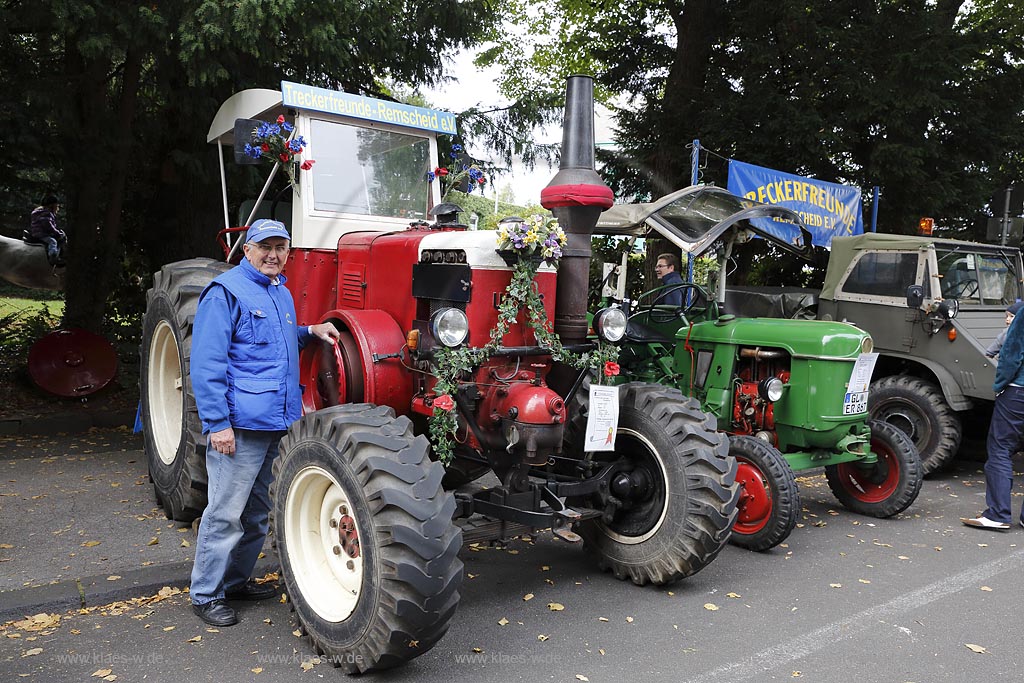 Remscheid Luettringhausen, Bauernmarkt, Trecker Oldtimer der Treckerfreunde Remscheid; Remscheid Luettringhausen, frarmers market, Trecker Oldtimer of the club Treckerfreunde Remscheid.