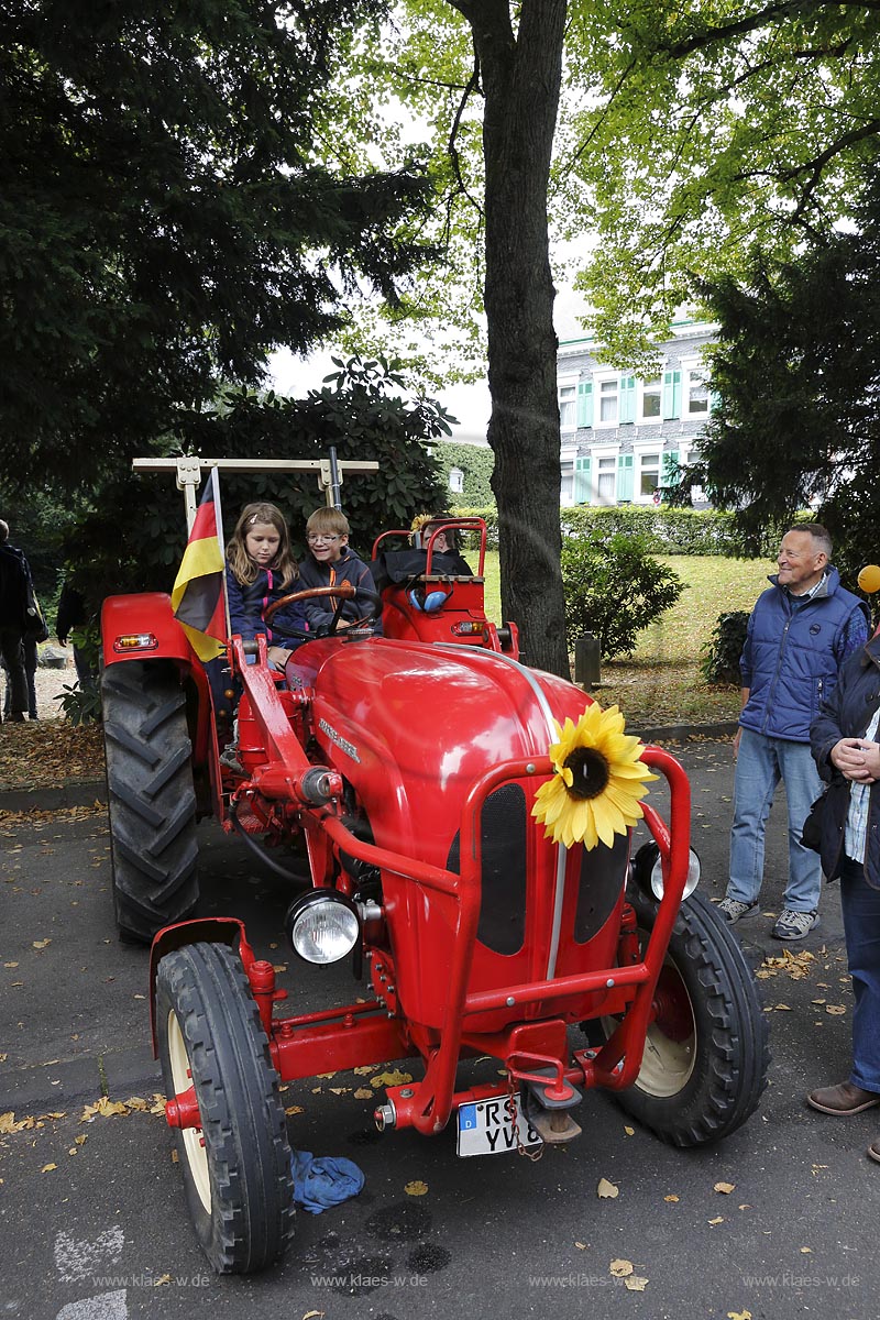 Remscheid Luettringhausen, Bauernmarkt, Trecker Oldtimer der Treckerfreunde Remscheid; Remscheid Luettringhausen, frarmers market, Trecker Oldtimer of the club Treckerfreunde Remscheid.