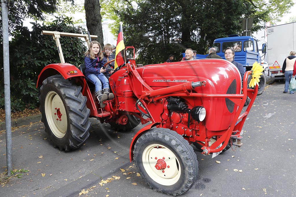 Remscheid Luettringhausen, Bauernmarkt, Trecker Oldtimer der Treckerfreunde Remscheid; Remscheid Luettringhausen, frarmers market, Trecker Oldtimer of the club Treckerfreunde Remscheid.