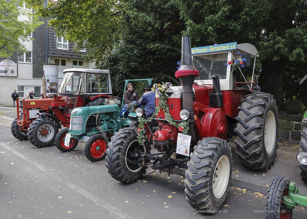 Remscheid Luettringhausen, Bauernmarkt, Trecker Oldtimer der Treckerfreunde Remscheid; Remscheid Luettringhausen, frarmers market, Trecker Oldtimer of the club Treckerfreunde Remscheid.