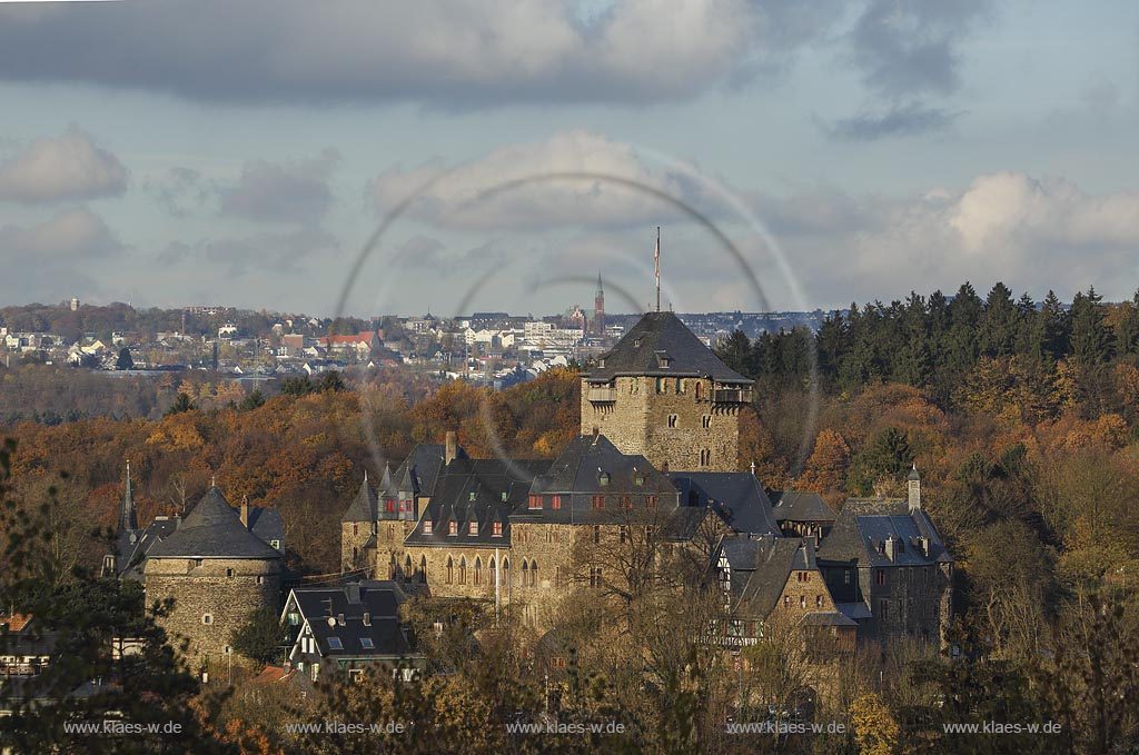 Solingen-Burg, Blick auf Schloss Burg in Herbststimmung; Solingen-Burg, view to castle Schloss Burg in autumn.