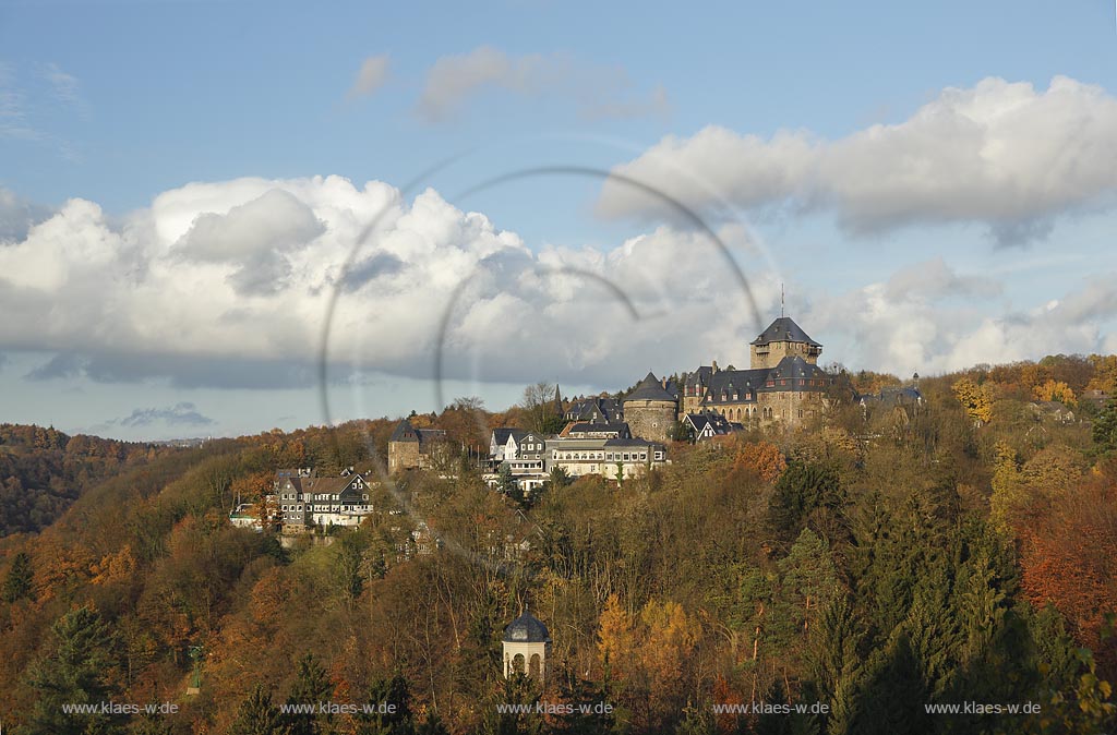 Solingen-Burg, Blick auf Schloss Burg und Diederichstempel in Herbststimmung; Solingen-Burg, view to castle Schloss Burg and Diederichstempel in autumn.