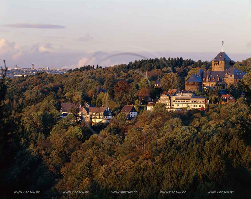 Solingen, Burg, Regierungsbezirk Düsseldorf, Blick auf Schloss Burg und Landschaft im Herbst