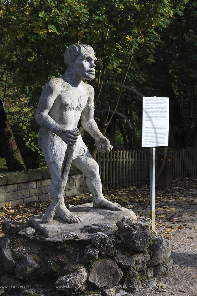 Mettmann neantertal Neandertalerfigur - 1928 auf Veranlassung des Besitzers des Restaurant Neanderhhle aufgestellte Fantasiefigur des Neandertalers, die nicht der Realitt entspricht