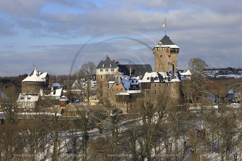 Solingen-Burg Blick auf Schloss Burg in leicht verschneiter Winterlandschaft; View to castle Burg in light snow-covered winter landscape