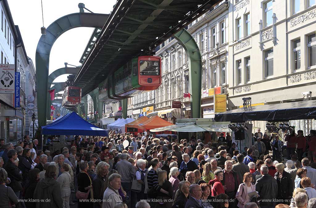 Publikum unter der Schwebebahn am Vohwinkeltag in Wuppertal Vohwinkel mit Stnden