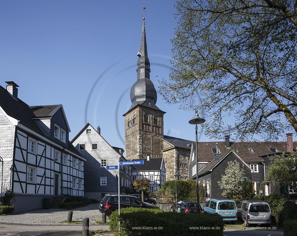 Wermelskirchen, Markt mit evangelischer Pfarrkirche; Wermelskirchen, market square with the evangelic parish church.