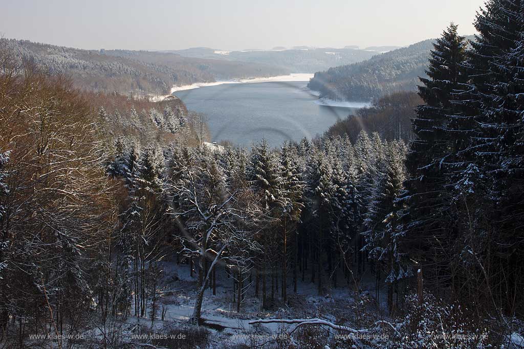 Wiehl Talsperre in Winterlandschaft eingebettet; view to the Wiehl barrage in winter landscape