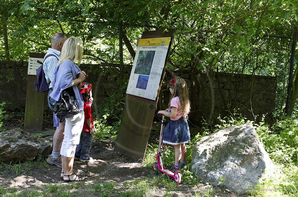 Wuelfrath, Kalksee im Kalksteinbruch Schlupkothen Wanderer gucken auf ein Informationsschild; a lake of chalk of  the stone quarry Schulpkothen Walker watching on a info column 