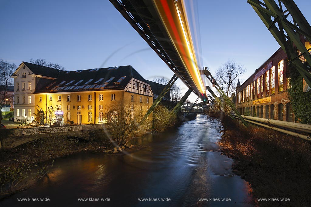 Wuppertal Barmen, Blick von der neuen Wupper-Schwebe-Bruecke zur Kornmuehle, auch Cleffsche Muehle. Eine ehemalige Muehlenanlage im Wuppertaler Ortsteil Unterbarmen, heute mit Restaurant; Wuppertal Barmen, historical mill with river Wupper and aerial tram