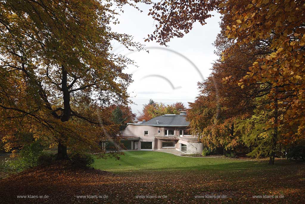 Wuppertal-Barmen, Innenansicht in die Villa Herberts, auch Villa Waldfrieden, ist ein architektonisch bedeutendes und unter Denkmalschutz stehendes Wohnhaus im Wuppertaler Wohnquartier Hesselnberg (Unterbarmen). Es wurde 1946 bis 1949 von dem Architekten und Maler Franz Krause (18971979) fuer den Wuppertaler Lackfabrikanten Kurt Herberts gebaut, der dort bis zu seinem Tode 1989 lebte. Die Villa Herberts liegt in einem ca. 15 Hektar groen Park. Charakteristisch sind seine von anthroposophischem Gedankengut beeinflussten ausgeprgt organischen Formen. 2006 wurde die Villa von dem in Wuppertal lebenden Kuenstler Tony Cragg erworben. Dort befindet sich nun der Skulpturenpark Waldfrieden; Wuppertal Barmen, interior view of Villa Waldfrieden, Tony Cragg Foundation