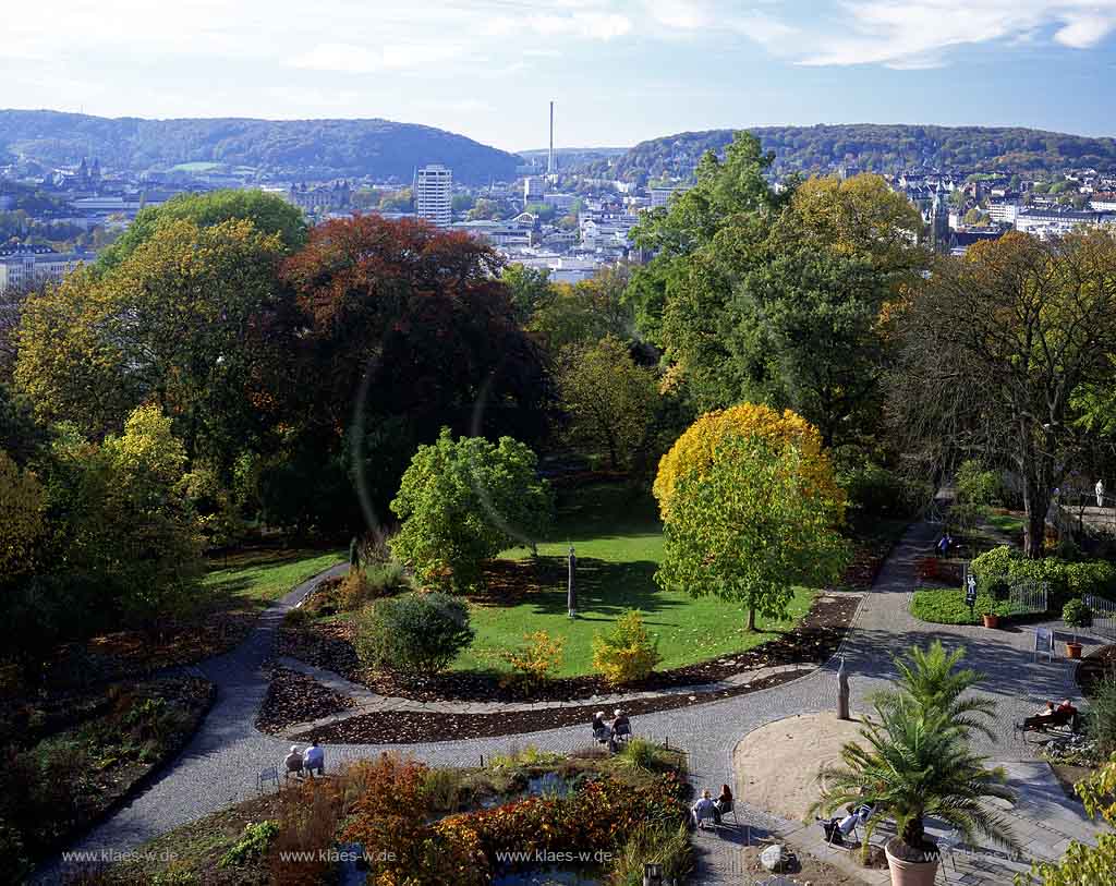 Elberfeld, Wuppertal, Regierungsbezirk Dsseldorf, Duesseldorf, Blick vom Elisenturm auf Botanischen Garten mit Besuchern im Fruehherbst, Frhherbst