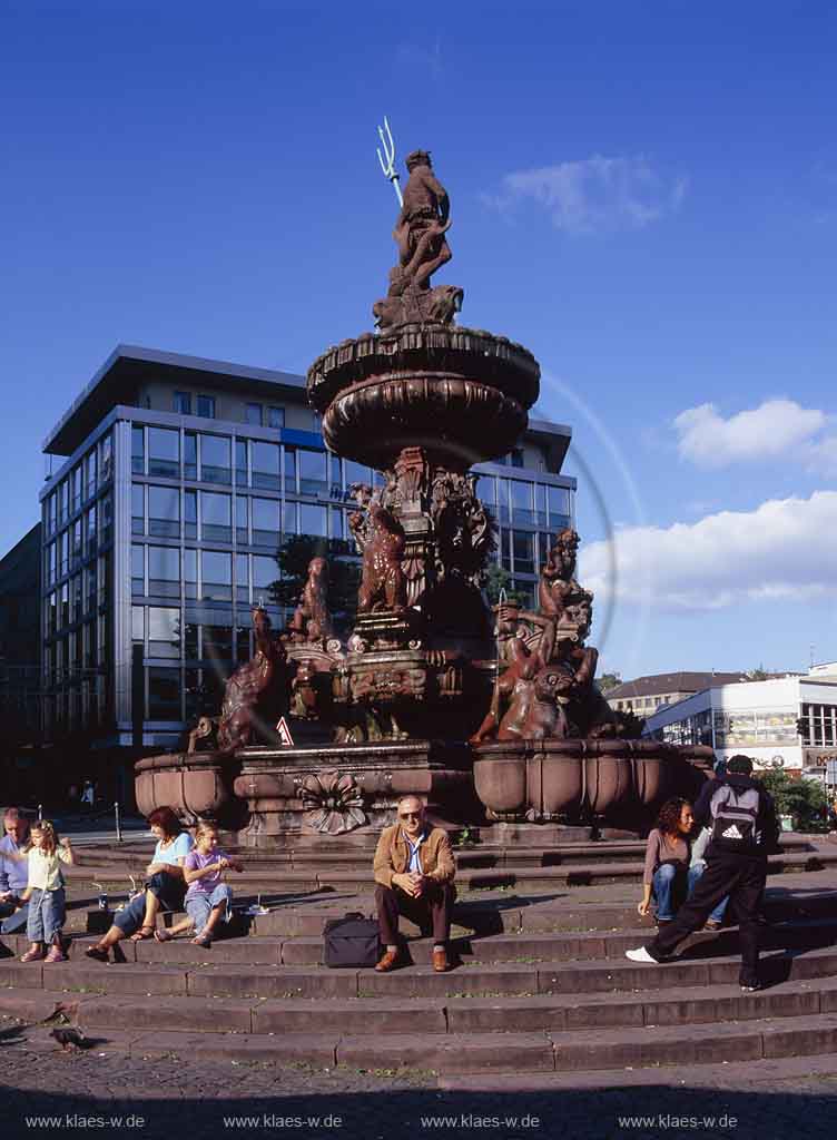 Elberfeld, Wuppertal, Regierungsbezirk Dsseldorf, Duesseldorf, Blick auf Jubilaeumsbrunnen, Jubilumsbrunnen am Neumarkt mit sitzenden Menschen auf Treppenstufen des Brunnens
