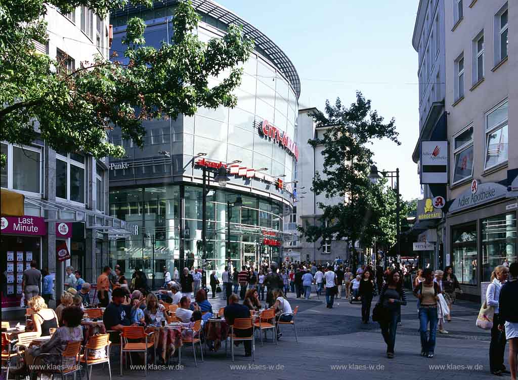 Elberfeld, Wuppertal, Regierungsbezirk Düsseldorf, Duesseldorf, Blick auf Fussgaengerzone, Fussgängerzone mit Sicht auf Einkaufscenter Cityarkaden
