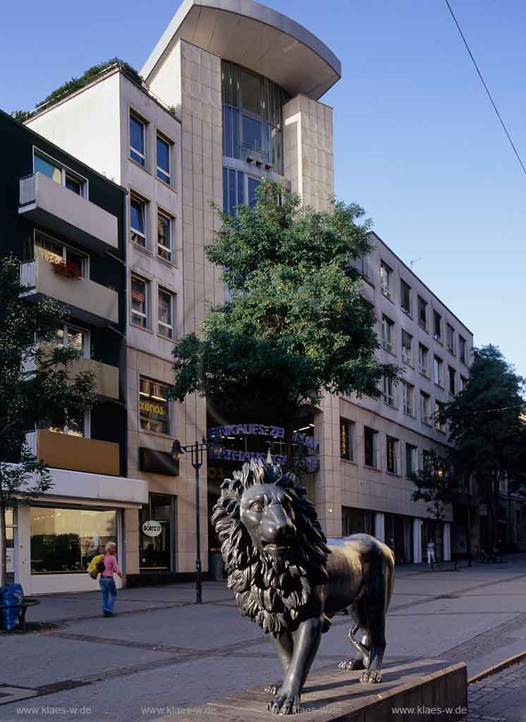 Elberfeld, Wuppertal, Regierungsbezirk Düsseldorf, Duesseldorf, Blick auf Denkmal Stadtloewe, Stadtlöwe vor Einkaufszentrum Rathaus Galerie