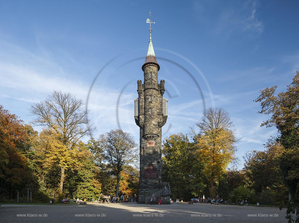 Wuppertal Elberfeld, Weyerbuschturm in der Parkanlage Nuetzenbergpark auf dem Gipfel des Nuetzenbergs, der Elberfelder Knopffabrikant und Stadtrat "Emil Weyerbusch"  gruendete 1897 eine Stiftung zum Bau des Turms aus Grauwacke. Am 1. November 1898 wurde er nach kurzer Bauzeit eingeweiht und ist 25 m hoch; Wuppertal-Elberfeld, tower Weyerbuschturm.